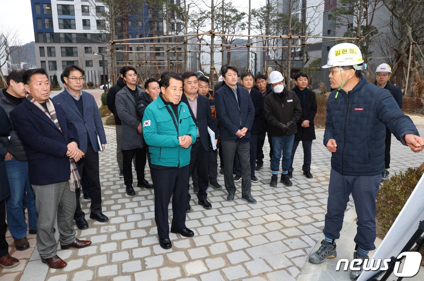 나동연 경남 양산시장은 9일 양산지역 태영건설 사업장인 &#39;양산 사송지구 B-9BL 공동주택&#39; 현장과 &#39;도시철도 양산선&#40;노포~북정&#41; 4공구&#39; 현장을 방문해 현황 점검을 하고 있다. &#40;양산시 제공&#41;