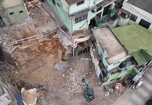 부산 우암동의 한 상가주택 주인이 누수에 참다못해 직접 건물을 철거해 물이 새는 배관을 찾아냈다. (KNN 갈무리)