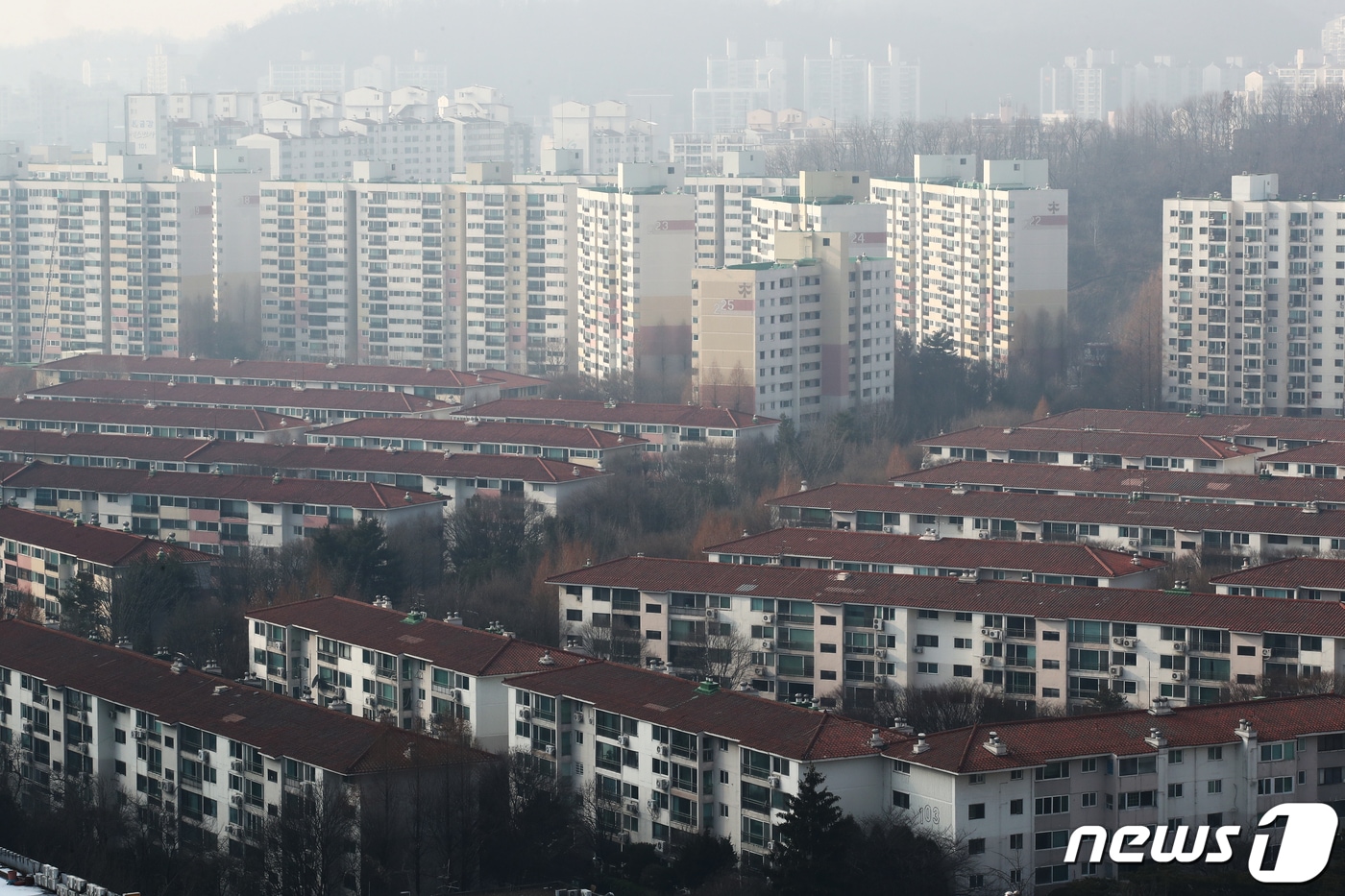 정부가 30년이 넘은 아파트의 경우 안전진단 없이 재건축이 가능하도록 규제를 완화하고 재개발의 경우도 노후도 등 요건의 문턱을 낮춰 사업추진을 촉진하기로 했다. 사진은 이날 서울 양천구 목동 일대 아파트. 2024.1.10/뉴스1 ⓒ News1 이광호 기자