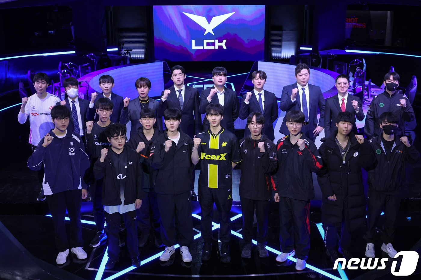 10일 오후 서울 종로구 롤파크 LCK(리그 오브 레전드 챔피언스 코리아) 아레나에서 열린 '2024 LCK 스프링 개막 미디어데이'에서 e스포츠 구단 선수들과 감독들이 기념촬영을 하며 파이팅을 외치고 있다. 2024.1.10/뉴스1 ⓒ News1 민경석 기자