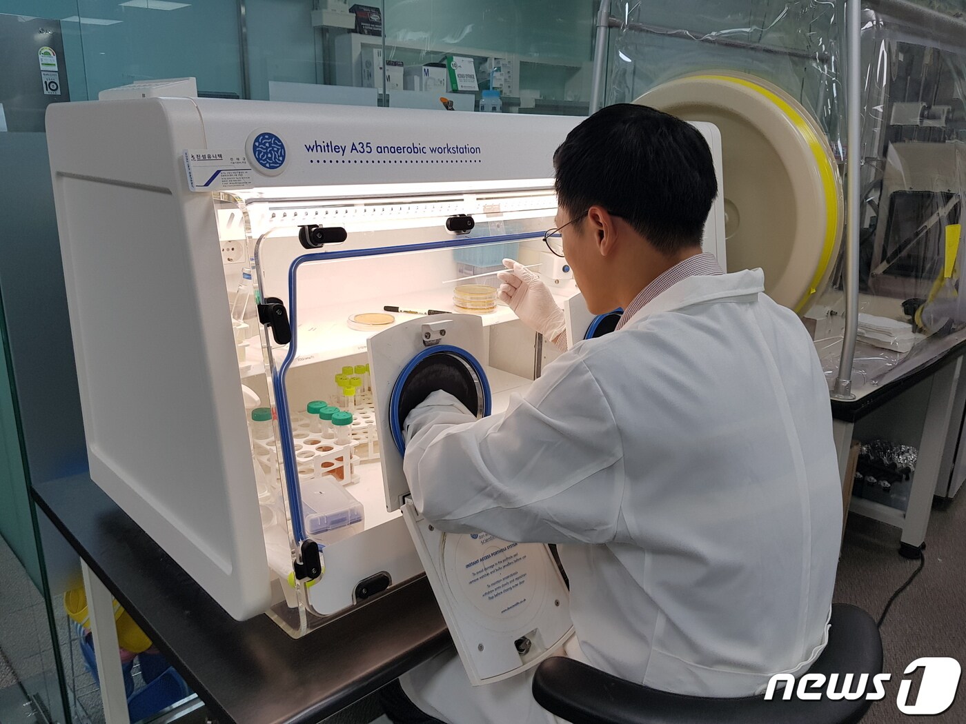 지놈앤컴퍼니 연구원이 후보물질과 관련한 실험을 하고 있다.&#40;지놈앤컴퍼니 제공&#41;/뉴스1 ⓒ News1