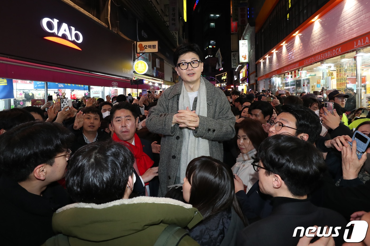 한동훈 국민의힘 비상대책위원장이 10일 오후 부산 중구 남포동 비프&#40;BIFF&#41; 광장을 찾아 지지자들에게 둘러싸여 있다. 2024.1.10/뉴스1 ⓒ News1 윤일지 기자