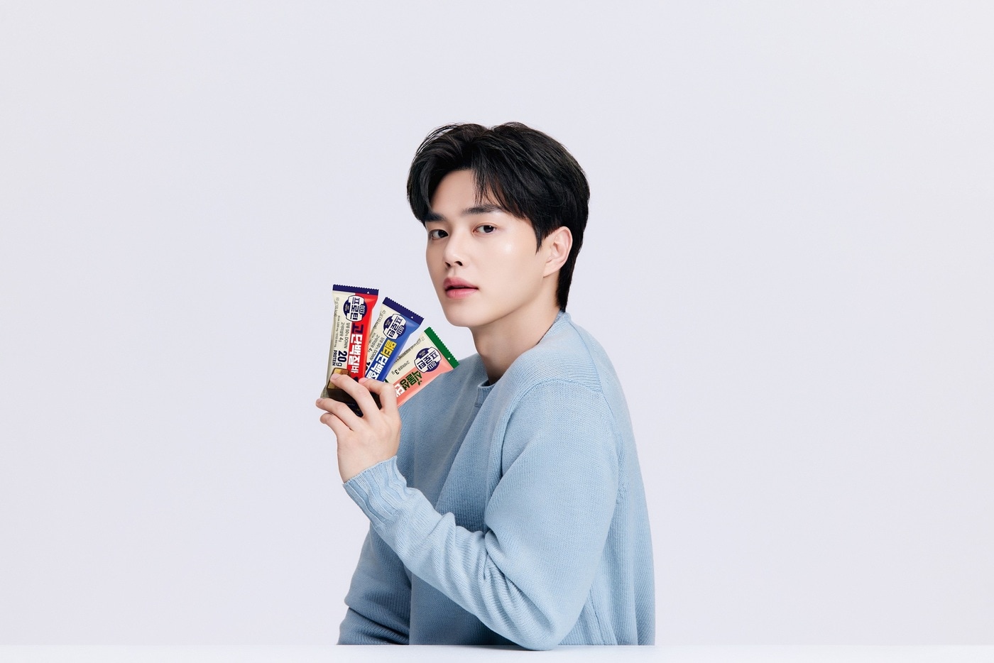 단백질 전문 브랜드 ‘이지프로틴’ 모델로 발탁된 배우 송강이 신제품 단백질바 3종을 선보이고 있다.(롯데웰푸드 제공)