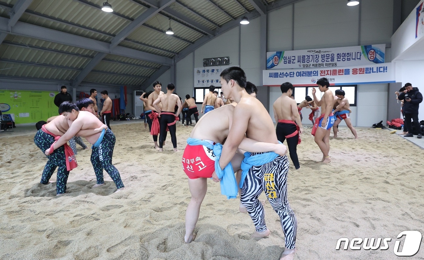 전북 임실군 종합경기장에 소재한 씨름장이 전국 씨름선수들에게 전지훈련장으로 각광을 받고 있다.&#40;임실군제공&#41;2024.1.11/뉴스1