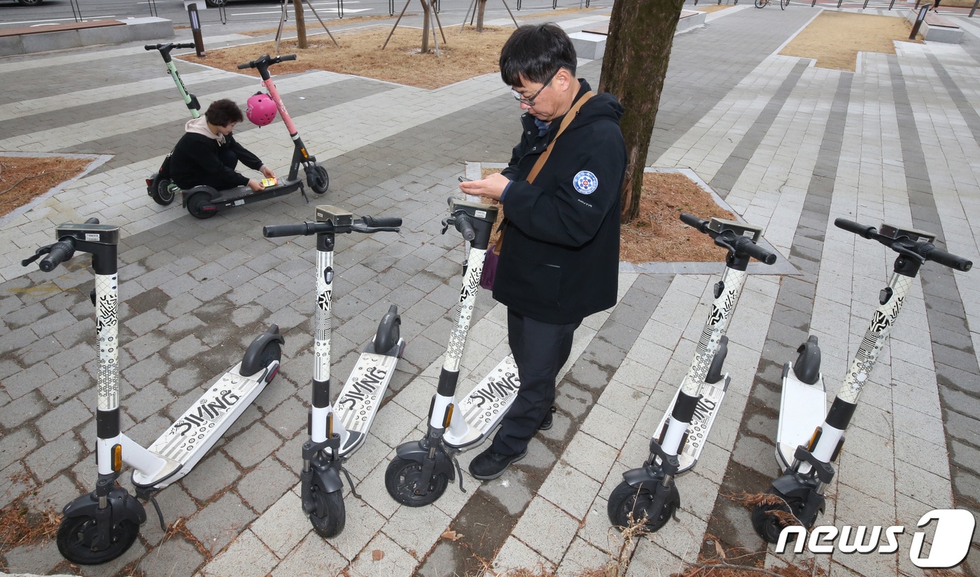 '기기 결함인데도 이용자 책임'...전동킥보드 사업체 9곳 중 4곳 면책조항 - 뉴스 썸네일 이미지