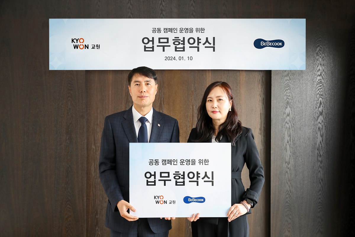 교원 빨간펜과 베베쿡이 10일 업무협약식을 마친 뒤 기념촬영을 하고 있다. (교원 제공)