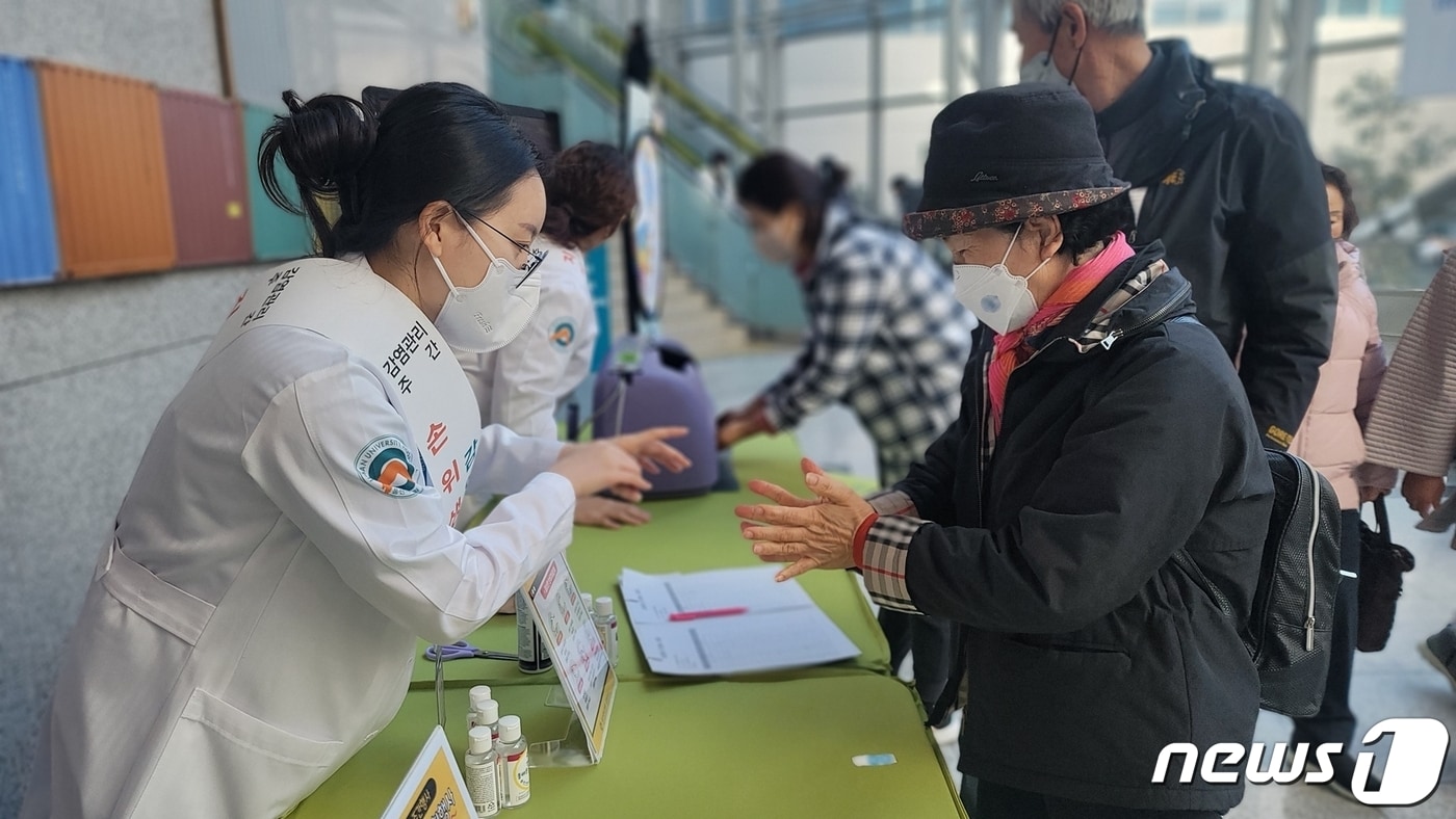 울산대학교병원은 안전한 병원 환경 조성을 위해 제17회 감염관리 주간행사를 개최했다고 11일 밝혔다.&#40;울산대학교병원제공&#41;