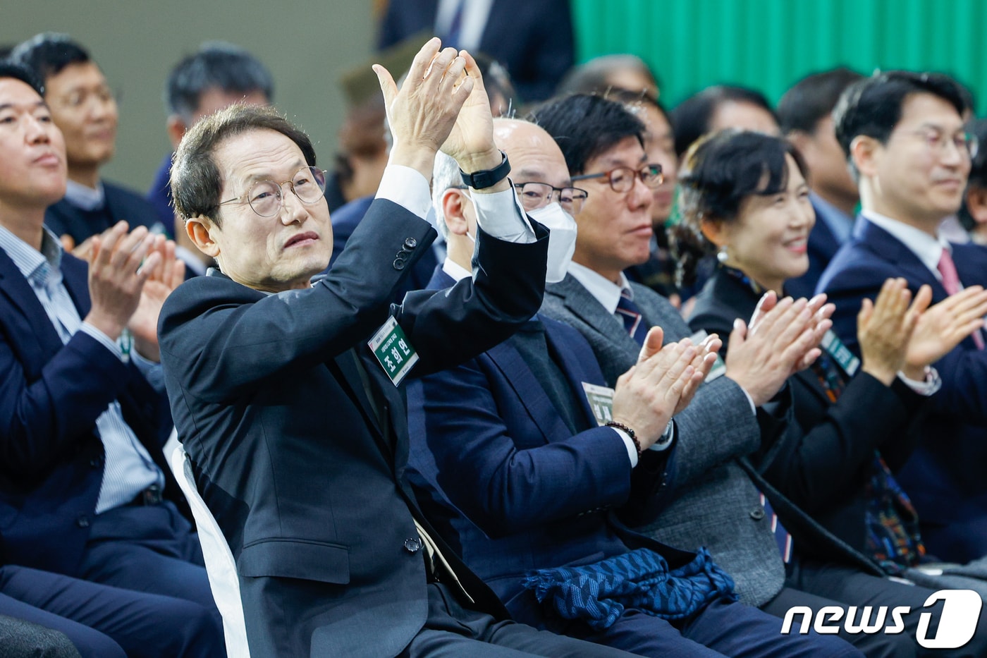 조희연 서울시교육감이 11일 오후 서대문구 서울금화초등학교에서 열린 2024년 서울교육 신년인사회에서 발달장애인 연주단 &#39;드림위드앙상블&#39; 공연 관람 후 손뼉치고 있다. 2024.1.11/뉴스1 ⓒ News1 안은나 기자