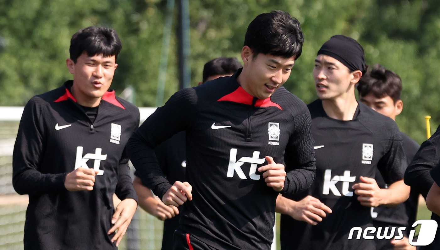 2023 아시아축구연맹(AFC) 카타르 아시안컵에 출전하는 대한민국 축구대표팀 김민재(왼쪽부터), 손흥민, 조규성이 11일(현지시간) 카타르 도하 알 에글라 트레이닝 센터에서 훈련을 하고 있다. 2024.1.11/뉴스1 ⓒ News1 김성진 기자
