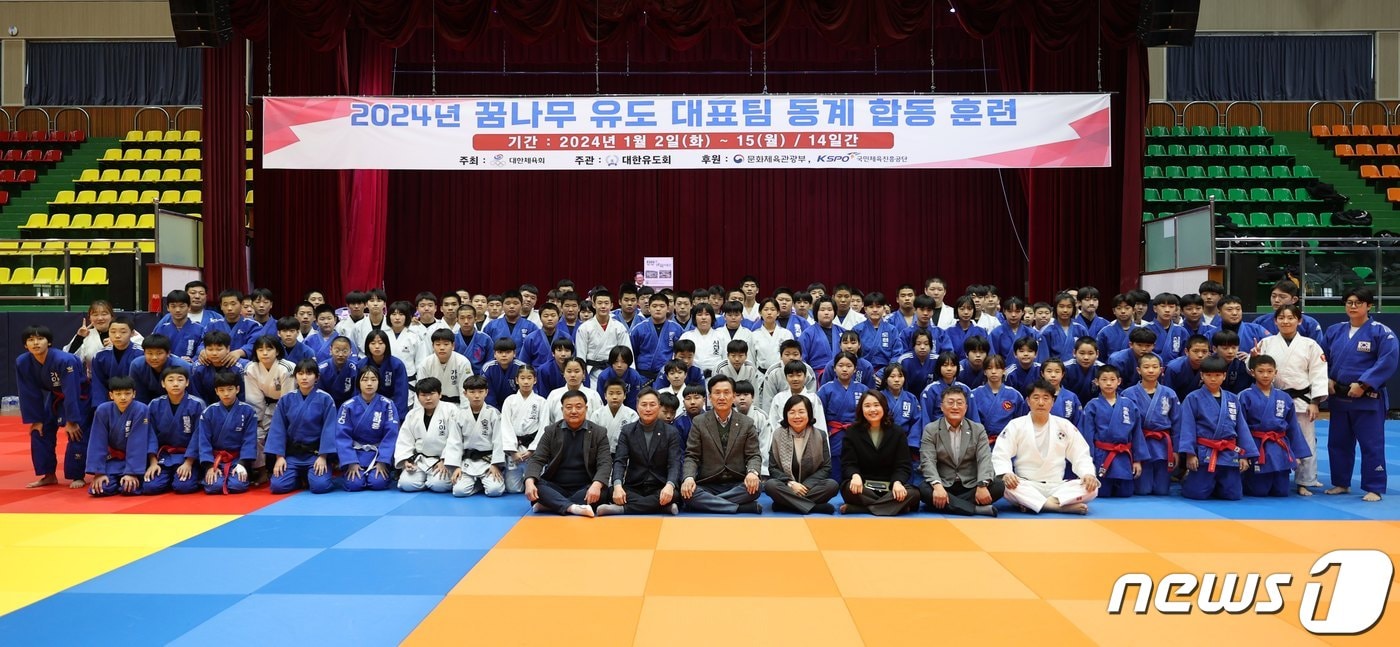 12일 전북 진안군의회가 전국 꿈나무 유도 국가대표팀 동계훈련장을 방문해 선수와 지도자를 격려하고 있다.&#40;진안군의회제공&#41;2024.1.12/뉴스1