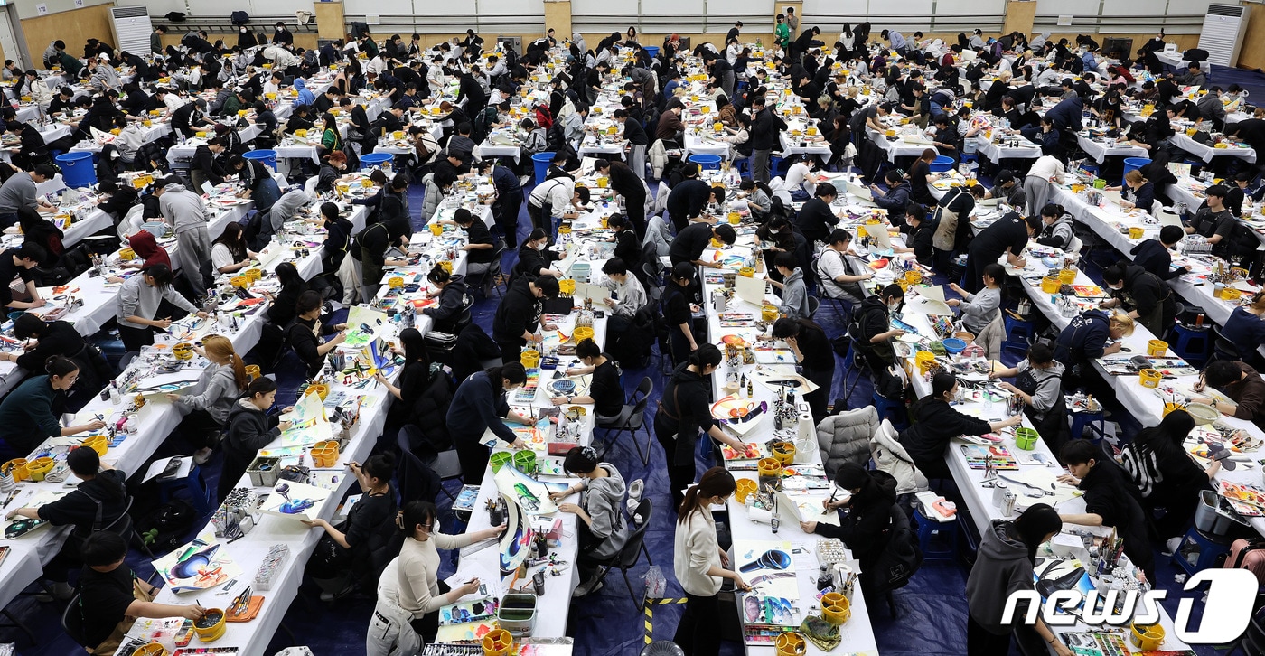 서울 노원구 삼육대 체육관에서 2024년도 정시모집 미술 실기시험에 응시한 수험생들이 그림을 그리고 있다. 2024.1.14/뉴스1 ⓒ News1 박지혜 기자