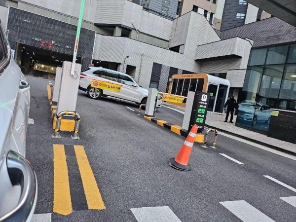 아파트 단지에서 자신의 차량에 주차 위반 스티커를 발부했다는 이유로 진출입로에 있는 차단기를 차로 막아버린 &#39;주차빌런&#39;이 등장했다. 보배드림 갈무리