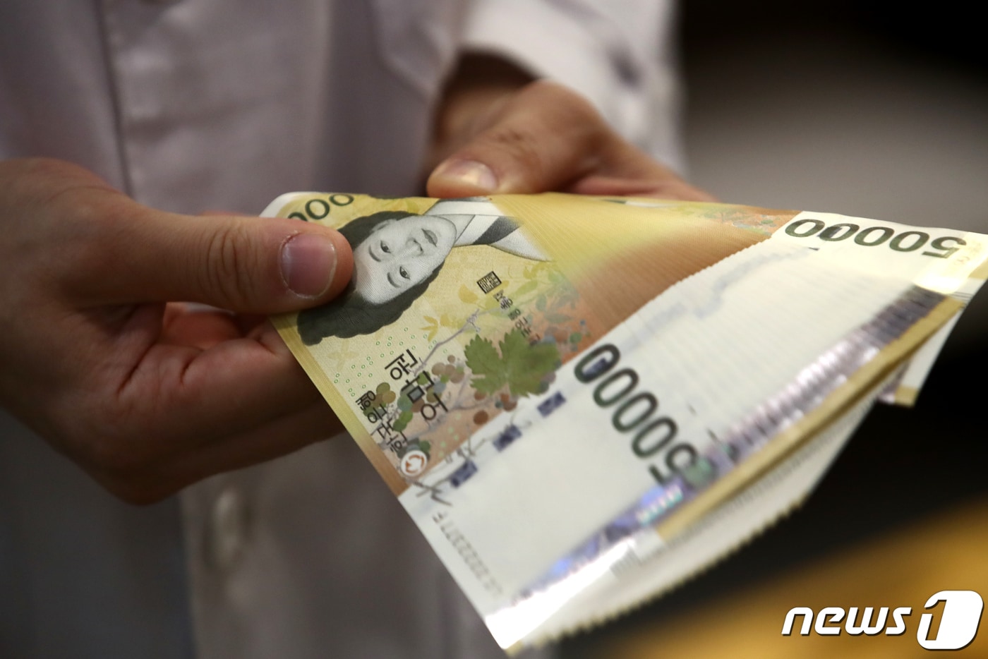 15일 서울 중구 하나은행 위변조대응센터에서 직원이 5만원권을 확인하고 있다. 한국은행이 지난 14일 발표한 '2023년 중 5만원권 환수율 동향'에 따르면 지난해 5만원권 환수율(발행 대비 환수 비율)은 2018년(67.4%) 이후 5년 만에 가장 높은 67.1%를 기록했다. 2024.1.15/뉴스1 ⓒ News1 이광호 기자