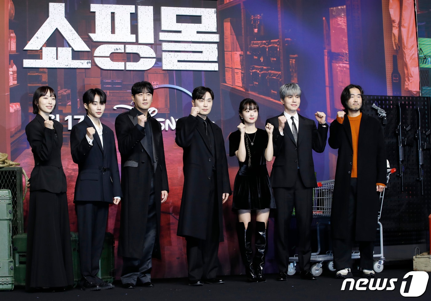 배우 금해나(왼쪽부터)와 박지빈, 조한선, 서현우, 김혜준, 이동욱, 이권 감독이 15일 서울 영등포구 콘래드서울 호텔에서 열린 디즈니+ 오리지널 시리즈 '킬러들의 쇼핑몰' 제작발표회에서 포즈를 취하고 있다. '킬러들의 쇼핑몰'은 삼촌 정진만(이동욱 분)이 남긴 위험한 유산으로 인해 수상한 킬러들의 표적이 된 조카 정지안(김혜준 분)의 생존기를 다룬 스타일리시 뉴웨이브 액션 드라마다. 2024.1.15/뉴스1 ⓒ News1 권현진 기자