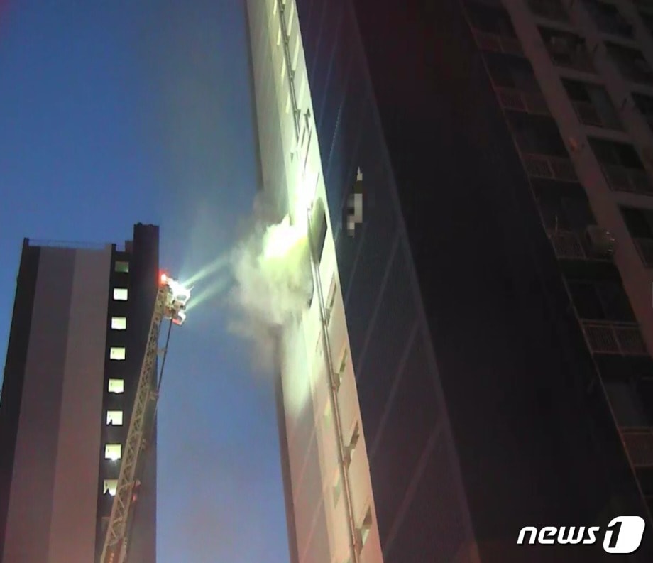 15일 오후 5시35분쯤 경북 영천시 금호읍 20층 아파트 9층에서 화재가 발생해 1시간여만에 진화됐다.(경북소방본부 제공)2024.1.15/뉴스1