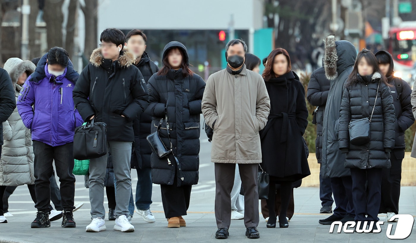 영하 10도 안팎의 강추위가 몰아친 16일 오전 서울 종로구 광화문 네거리에서 시민들이 출근길을 서두르고 있다. 2024.1.16/뉴스1 ⓒ News1 김진환 기자