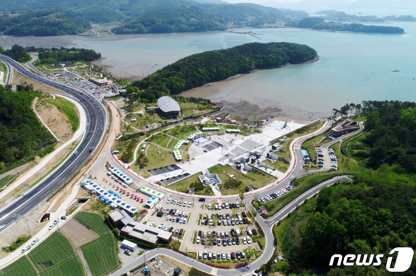 남해 이순신 바다공원 전경&#40;남해군 제공&#41;.