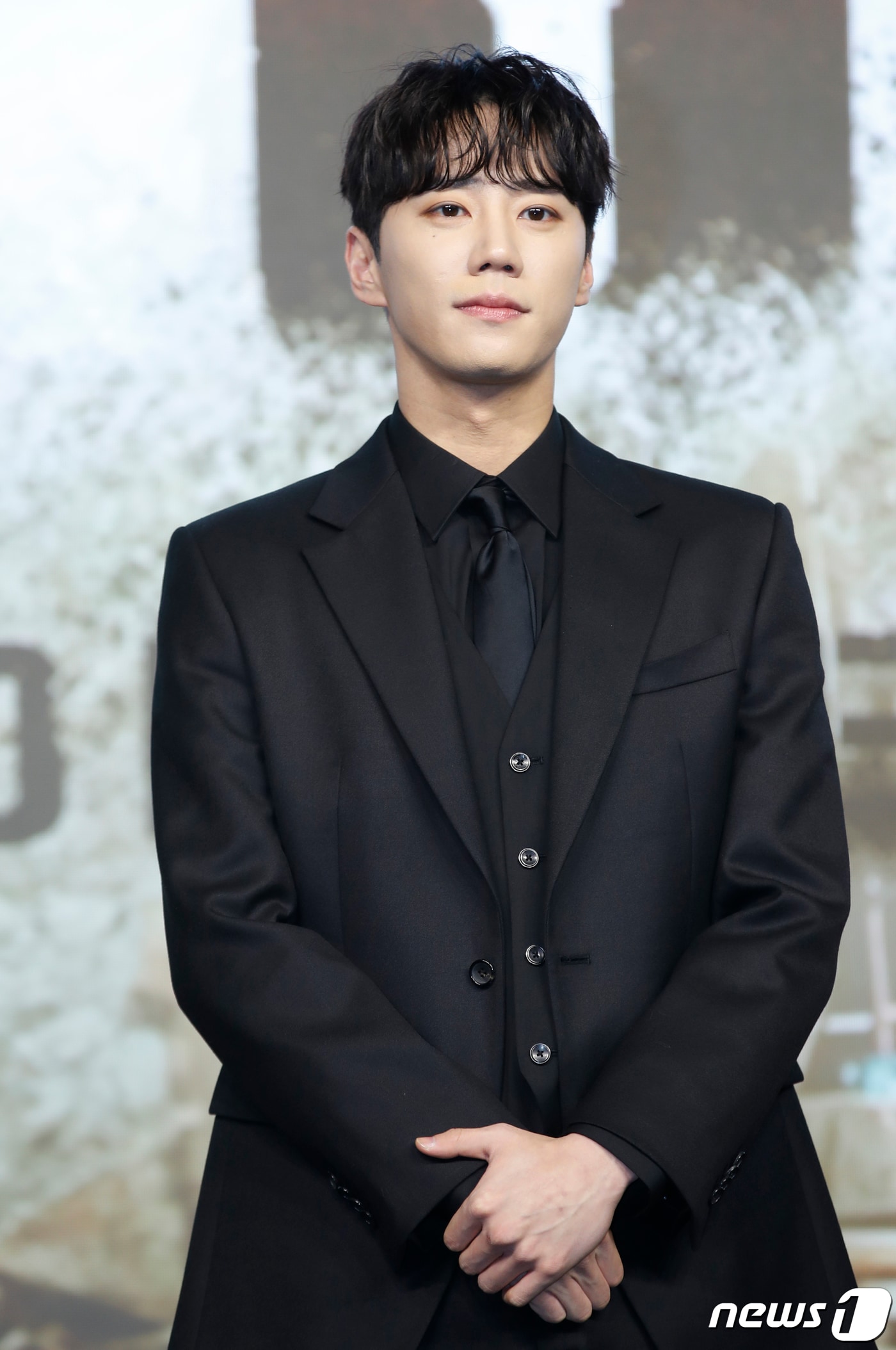 배우 이준영이 16일 서울 JW메리어트 동대문 스퀘어 서울에서 열린 넷플릭스 영화 '황야' 제작보고회에서 포즈를 취하고 있다. '황야'는 폐허가 된 세상, 오직 힘이 지배하는 무법천지 속에서 살아가는 자들이 생존을 위해 벌이는 최후의 사투를 그린 액션 블록버스터이다. 2024.1.16.뉴스1 ⓒ News1 권현진 기자