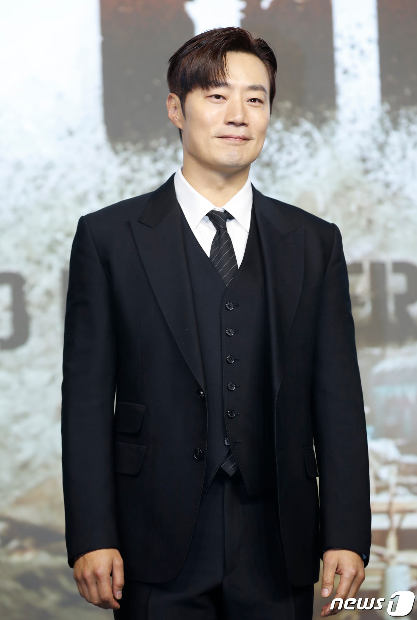 배우 이희준이 16일 서울 JW메리어트 동대문 스퀘어 서울에서 열린 넷플릭스 영화 '황야' 제작보고회에서 포즈를 취하고 있다. '황야'는 폐허가 된 세상, 오직 힘이 지배하는 무법천지 속에서 살아가는 자들이 생존을 위해 벌이는 최후의 사투를 그린 액션 블록버스터이다. 2024.1.16.뉴스1 ⓒ News1 권현진 기자