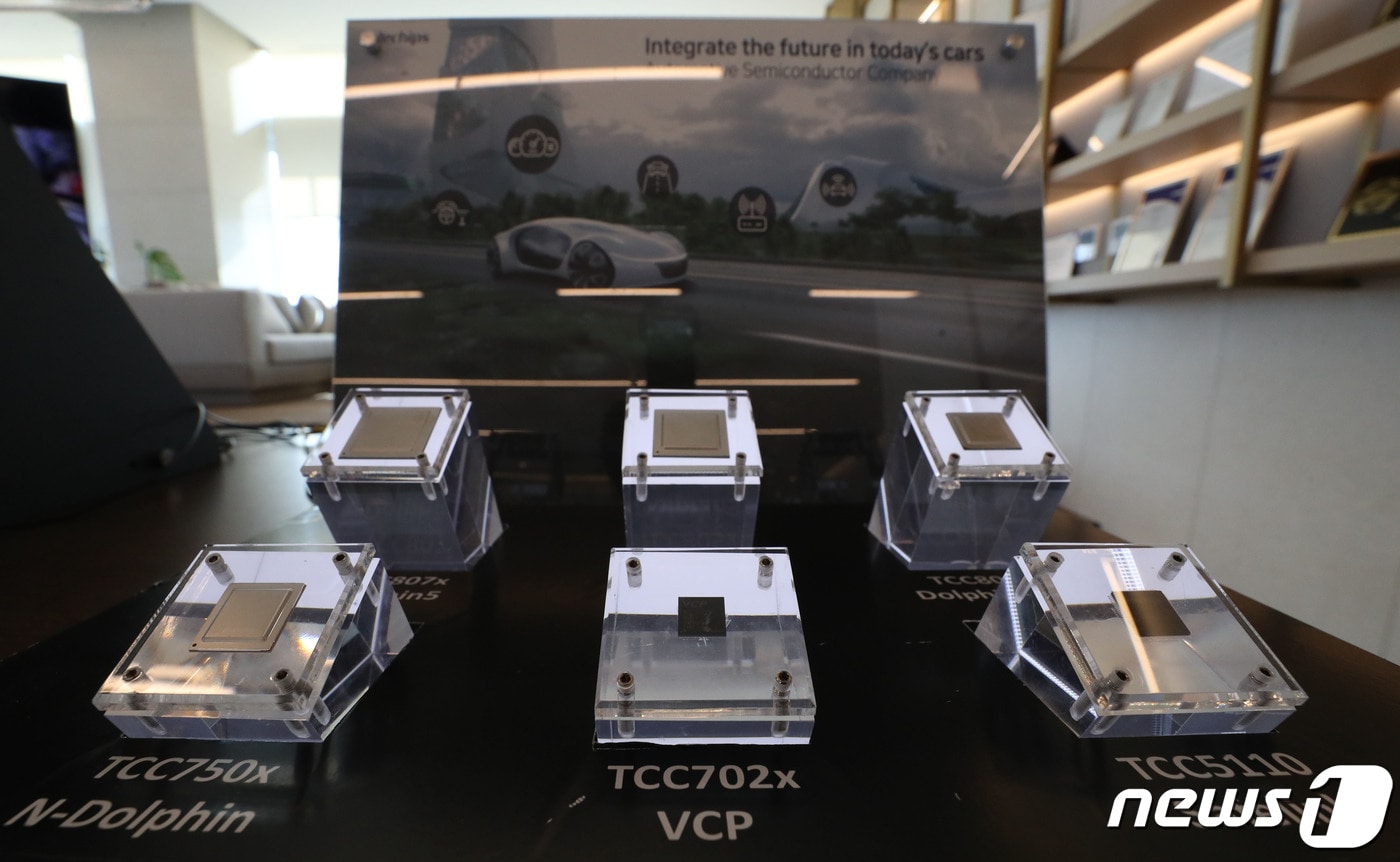 16일 오후 경기 성남시 수정구에 위치한 반도체 설계 전문기업 텔레칩스에 차량용 반도체가 전시되어 있다.  2024.1.16/뉴스1 ⓒ News1 김영운 기자