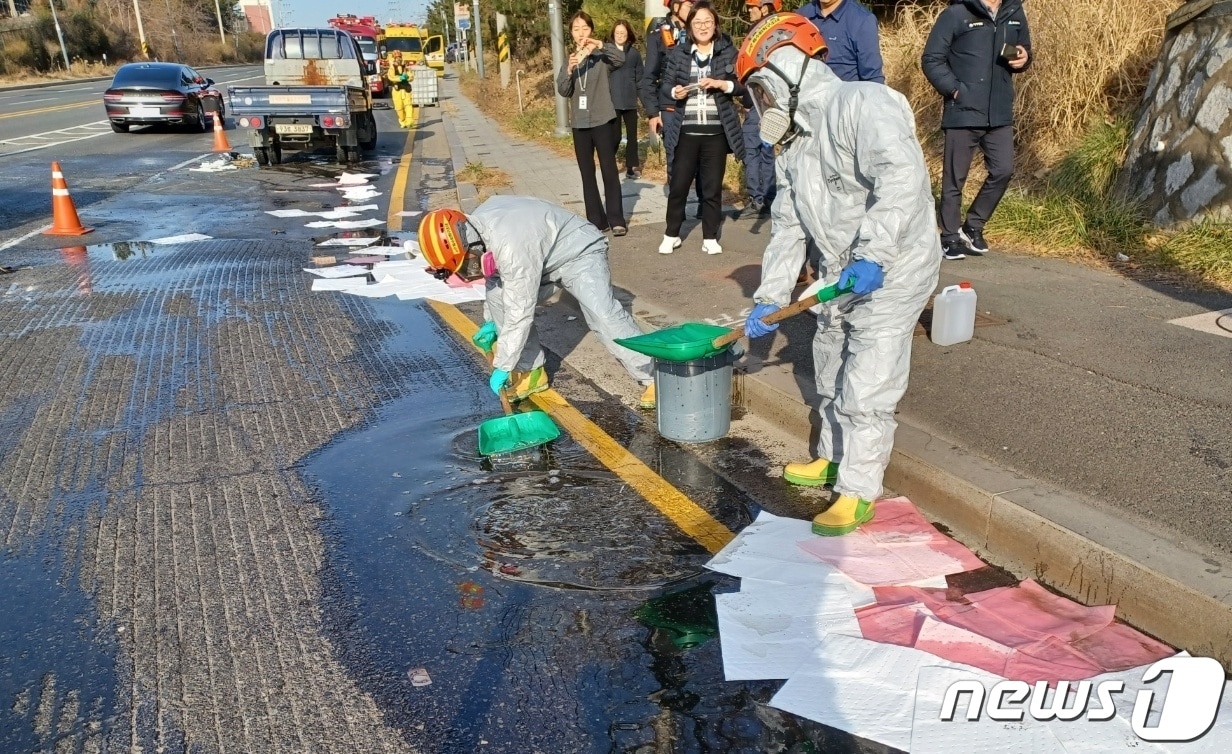 16일 낮 12시27분께 울산시 남구 부곡동 사평삼거리에서 포터 트럭과 승용차가 부딪치는 사고가 발생해 소방당국이 수습 작업을 하고 있다. &#40;울산소방본부 제공&#41; 