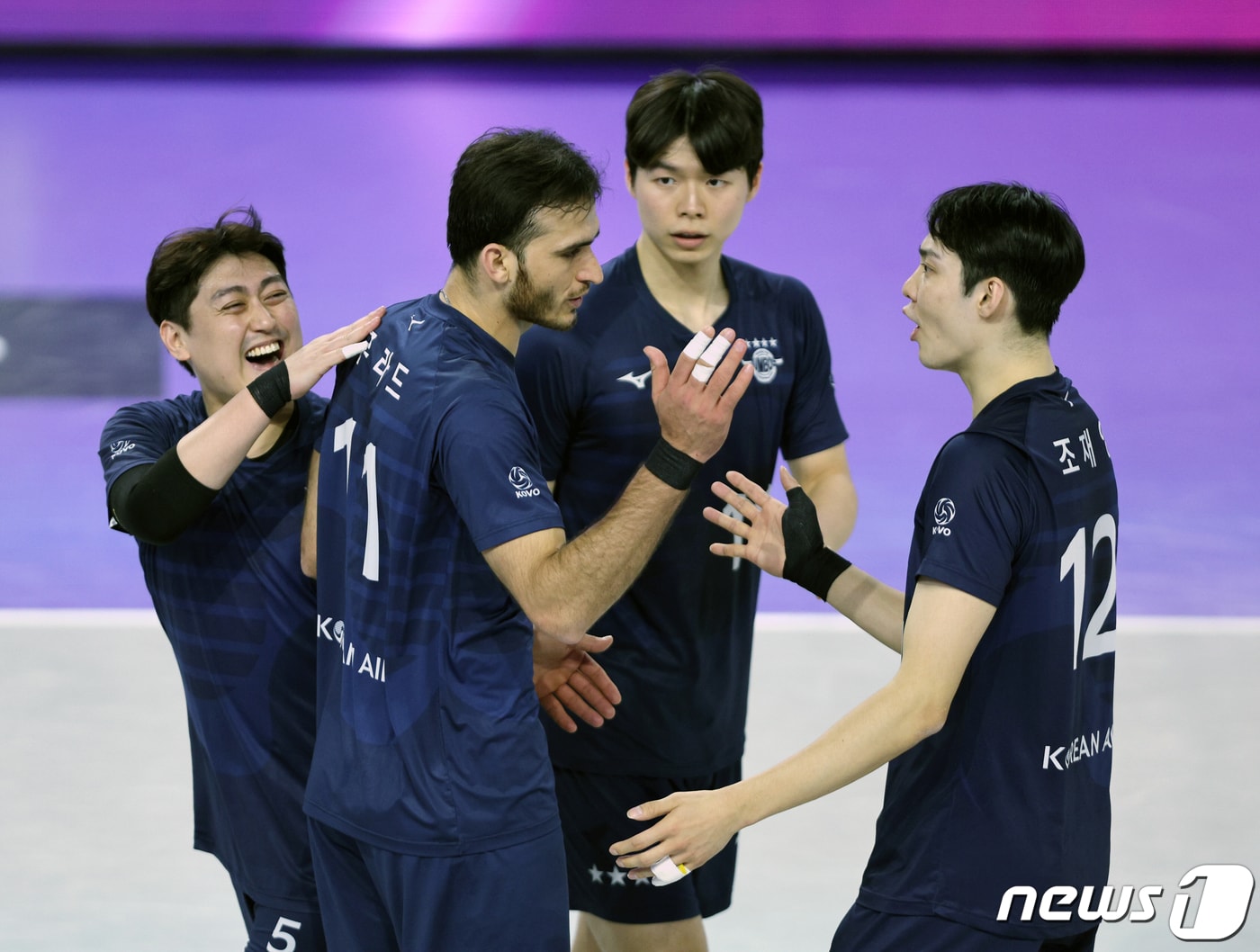 여자배구 페퍼저축은행, 도로공사 꺾고 23연패 탈출…대한항공 1위 탈환 - 뉴스1