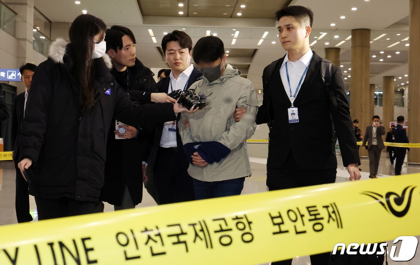 국민건강보험공단 재정관리팀장으로 재직하며 총 46억 원을 횡령한 혐의&#40;특정경제범죄 가중처벌 등에 관한 법률 위반&#41;를 받는 최 모&#40;46&#41; 씨가 17일 오전 인천공항에 도착해 송환되고 있다. 2024.1.17/뉴스1 ⓒ News1 김명섭 기자