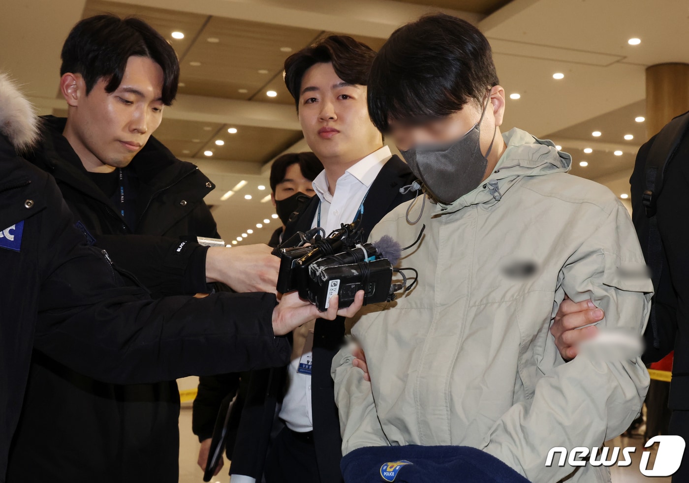 국민건강보험공단 재정관리팀장으로 재직할 당시 46억여 원을 횡령한 혐의&#40;특정경제범죄 가중처벌 등에 관한 법률 위반&#41;를 받은 최 모&#40;47&#41; 씨가 지난해 1월 17일 오전 인천공항에 도착해 송환되는 모습. 2024.1.17/뉴스1 ⓒ News1 김명섭 기자