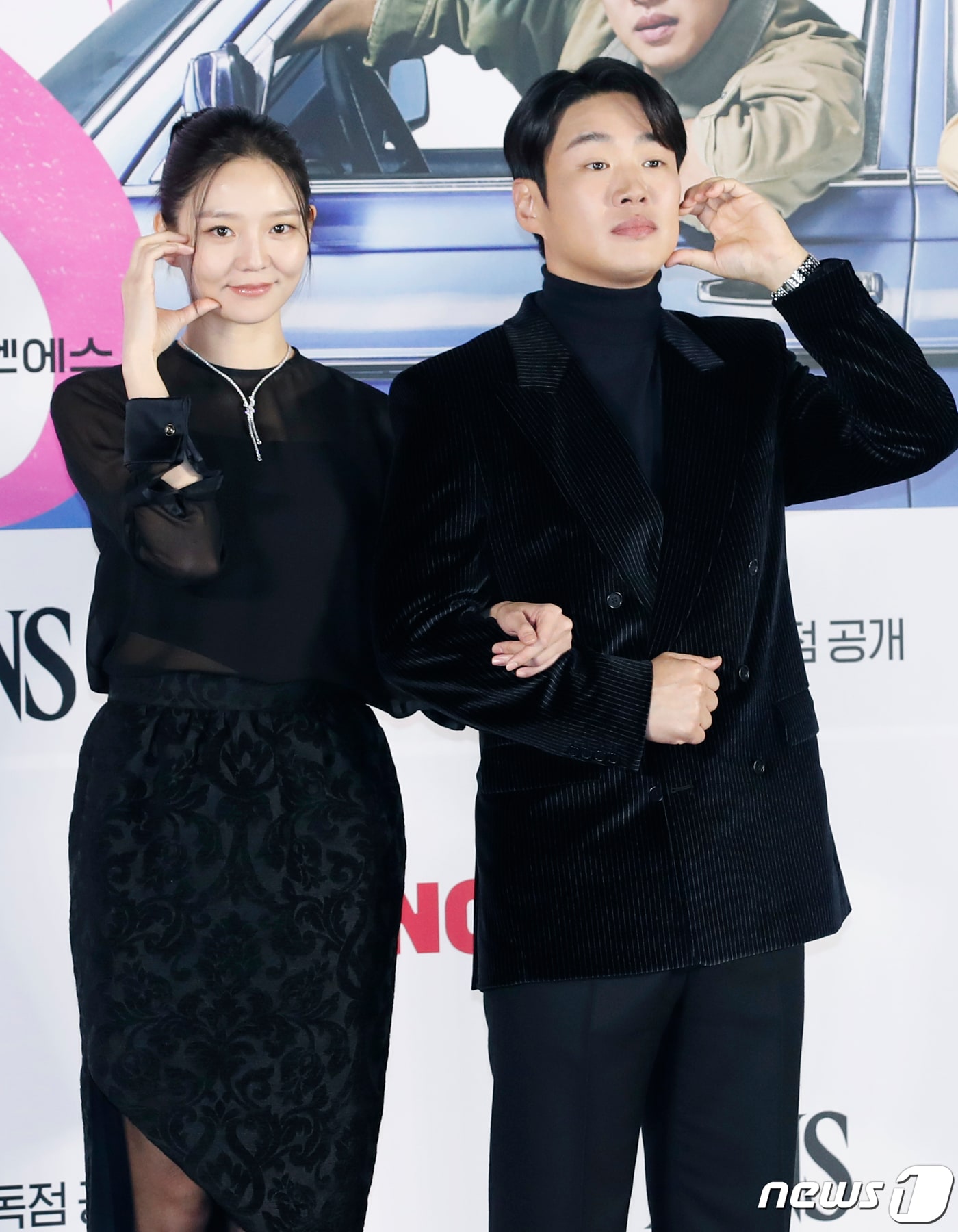 배우 이솜(왼쪽)과 안재홍이 17일 서울 용산구 CGV용산아이파크몰에서 열린 티빙 오리지널 시리즈 'LTNS' 제작발표회에서 포즈를 취하고 있다. 'LTNS'는 짠한 현실에 관계마저 소원해진 부부 우진(이솜 분)과 사무엘(안재홍 분)이 돈을 벌기 위해 불륜 커플들의 뒤를 쫓으며 일어나는 예측불허 고자극 불륜 추적 활극이다. 2024.1.17/뉴스1 ⓒ News1 권현진 기자