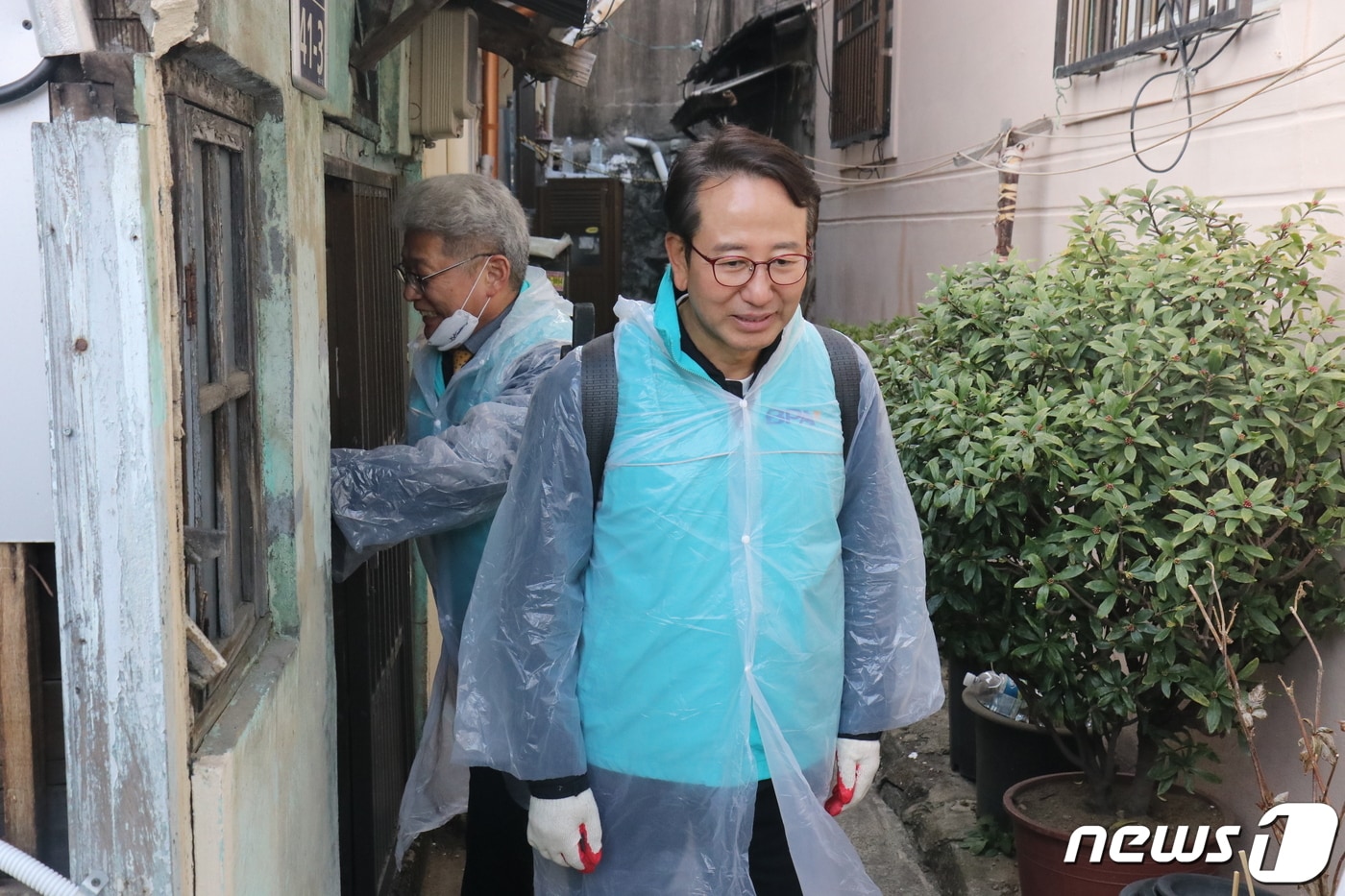 연탄봉사 중인 강준석 BPA 사장. &#40;부산항만공사 제공&#41;