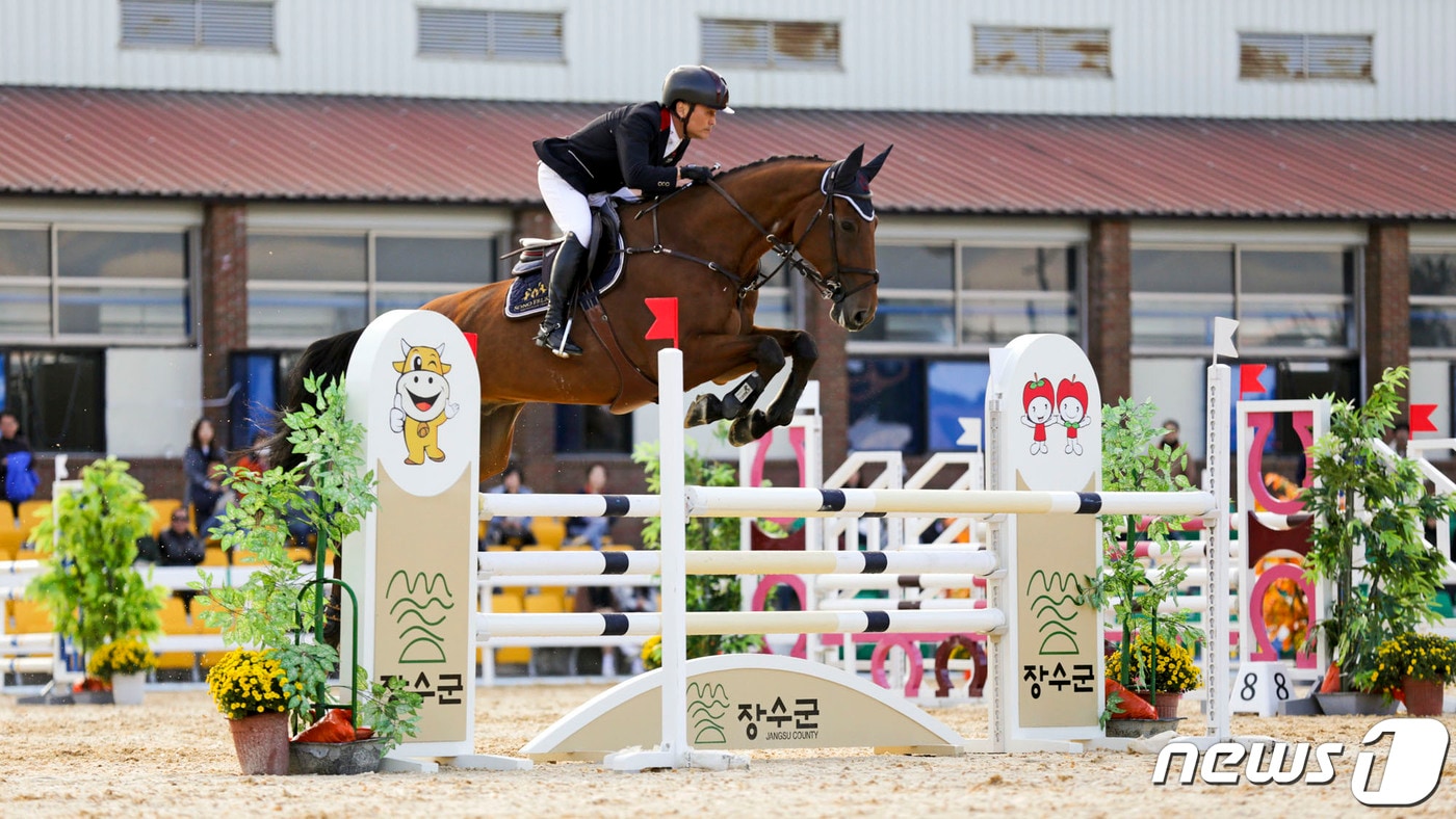 전북 장수군은 18일부터 21일까지 3일간 장수국제승마장에서 &#39;2024 장수 Winter Championship 승마대회&#39;를 개최한다고 17일 밝혔다.&#40;장수군 제공&#41;2024.1.17/뉴스1