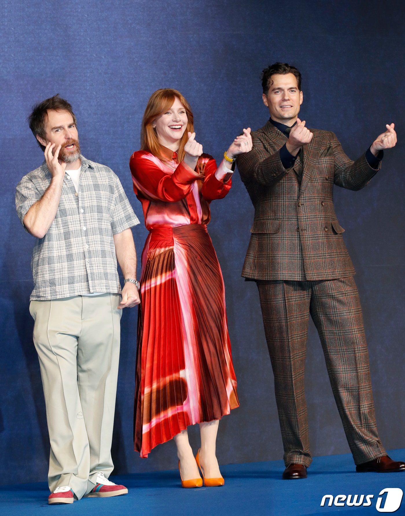 배우 샘 록웰(왼쪽부터)과 브라이스 달라스 하워드, 헨리 카빌이 18일 오전 서울 종로구 포시즌스 호텔에서 열린 영화 '아가일' 내한 기자간담회에서 포즈를 취하고 있다. '아가일'은 자신의 스파이 소설이 현실이 되자 전 세계 스파이들의 표적이 된 작가 ‘엘리’가 위기를 벗어나기 위해 소설의 다음 챕터를 쓰고, 현실 속 레전드 요원 ‘아가일’을 찾아가는 액션 블록버스터다. 2024.1.18/뉴스1 ⓒ News1 권현진 기자