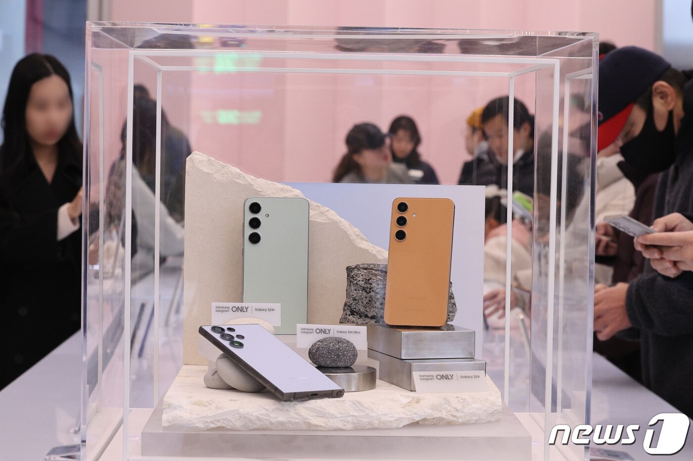 삼성전자 갤럭시S24 시리즈가 공개된 18일 서울 서초구 삼성 강남에서 시민들이 갤럭시S24 시리즈를 살펴보고 있다.  2024.1.18/뉴스1 ⓒ News1 신웅수 기자