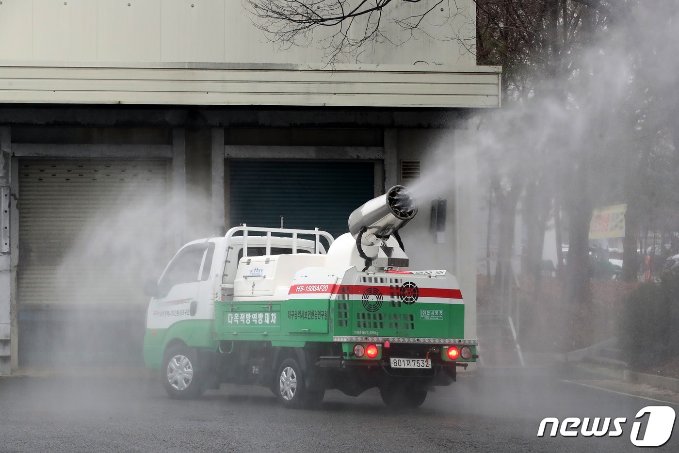 지난해 1월 대구 북구 검단동 축산물도매시장에서 대구보건환경연구원 방역차량이 ASF 유입 방지를 위해 도축장 주변 소독을 강화하고 있다.2024.1.18/뉴스1 ⓒ News1 공정식 기자