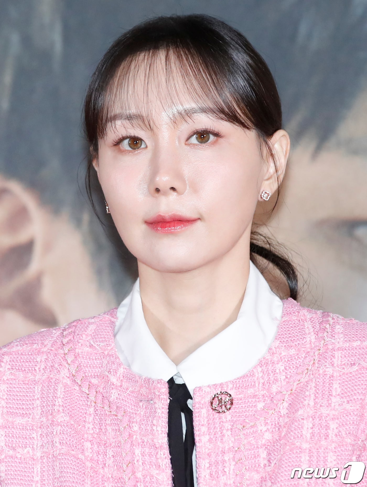 배우 이유영이 18일 오후 서울 광진구 롯데시네마 건대점에서 열린 영화 ‘세기말의 사랑’(감독 임선애) 언론시사회에서 포즈를 취하고 있다. ’세기말의 사랑'은 세상이 끝날 것만 같았던 1999년의 마지막날 짝사랑 상대에게 인생 최대의 용기를 낸 영미가 돈도 사랑도 모두 날린 채 새천년을 맞이하고, 이후 새로운 인연들과 얽히고 부딪히며 벌어지는 이야기를 그린 작품이다. 2024.1.18/뉴스1 ⓒ News1 권현진 기자