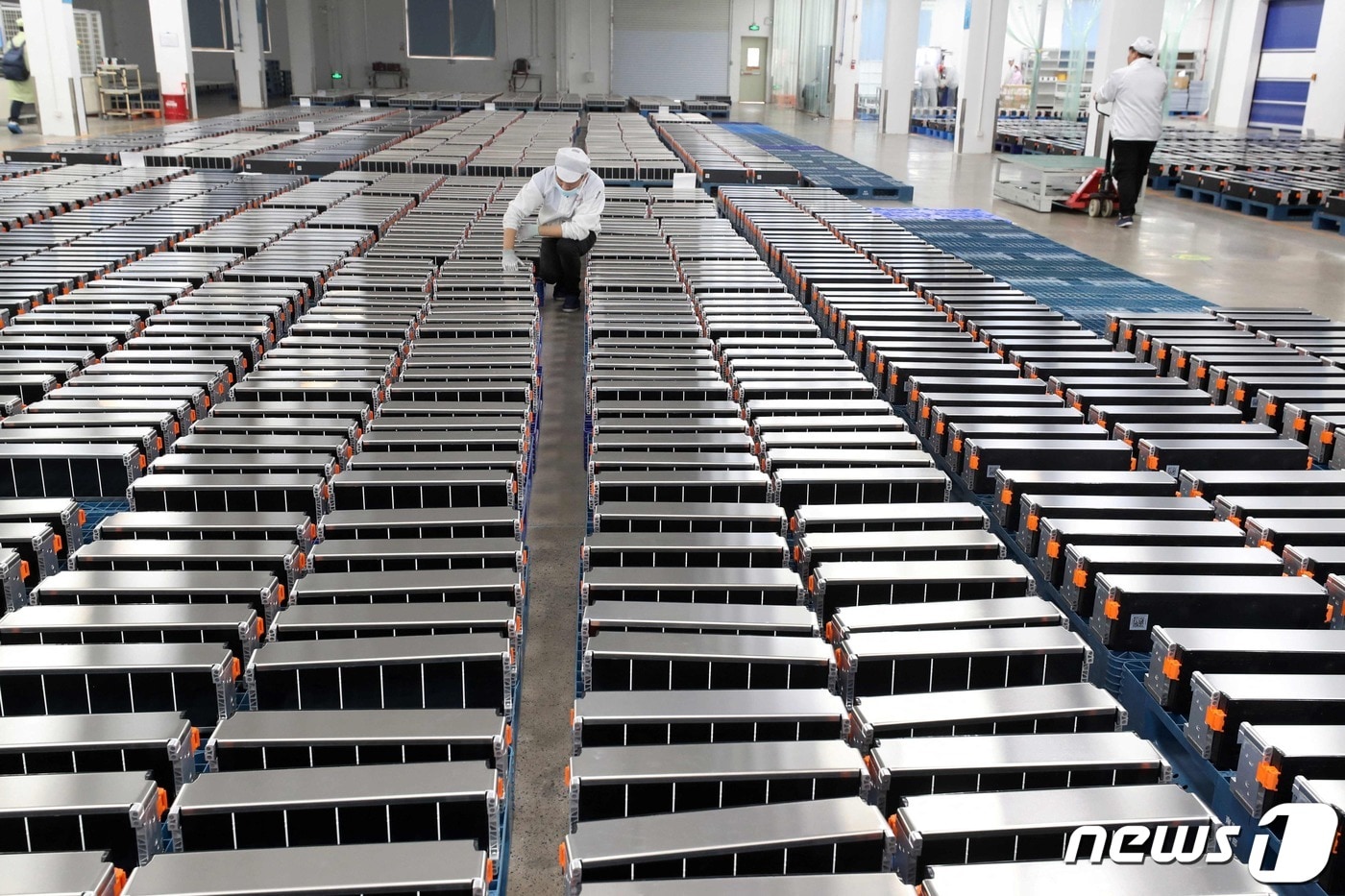 중국 난징에 있는 자동차 배터리용 리튬 제련 공장. 노동자가 제품을 살펴보고 있다.  ⓒ AFP=뉴스1 ⓒ News1 박형기 기자