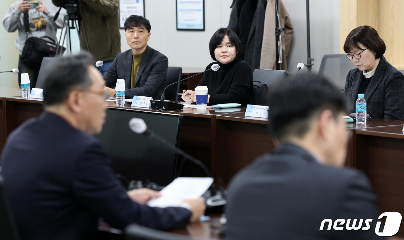 김미영 한국1형당뇨병환우회 대표(왼쪽 두번째)와 채창훈 이사(왼쪽)가 19일 오후 서울 서초구 건강보험심사평가원에서 열린 1형 당뇨 환자 단체 및 학회 간담회 중 박민수 보건복지부 2차관의 인사말을 듣고 있다. . 2024.1.19/뉴스1 ⓒ News1 장수영 기자
