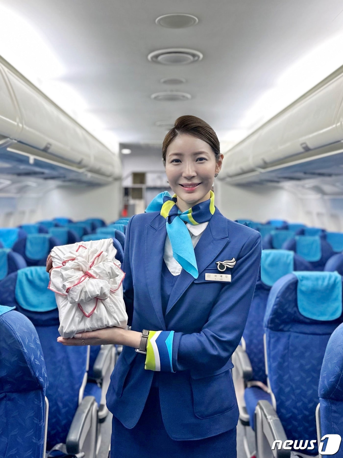 에어부산 캐빈승무원이 보자기백을 들고있다. (에어부산 제공)