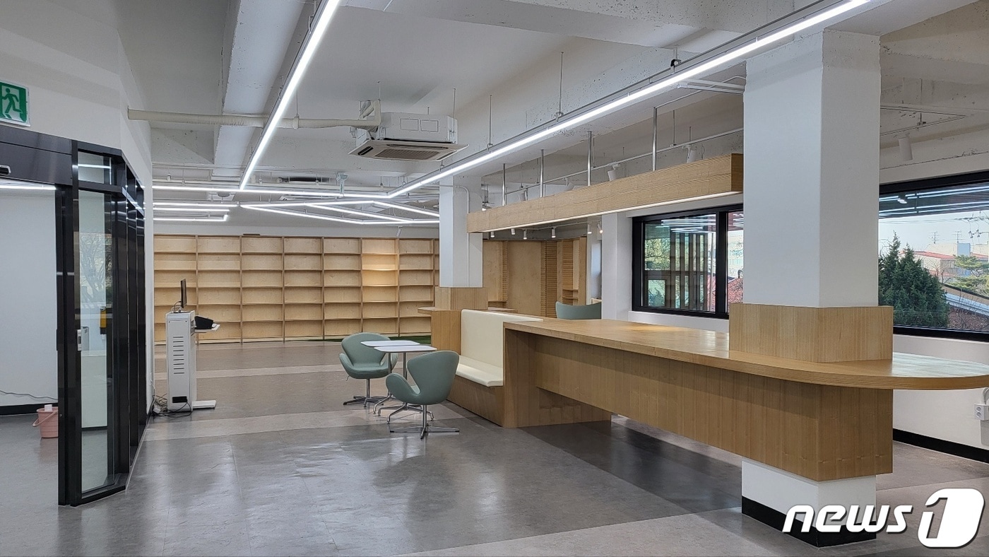 3개월간의 리모델링 공사를 마치고 2일 재개관한 파주시 금촌도서관. (파주시 제공)