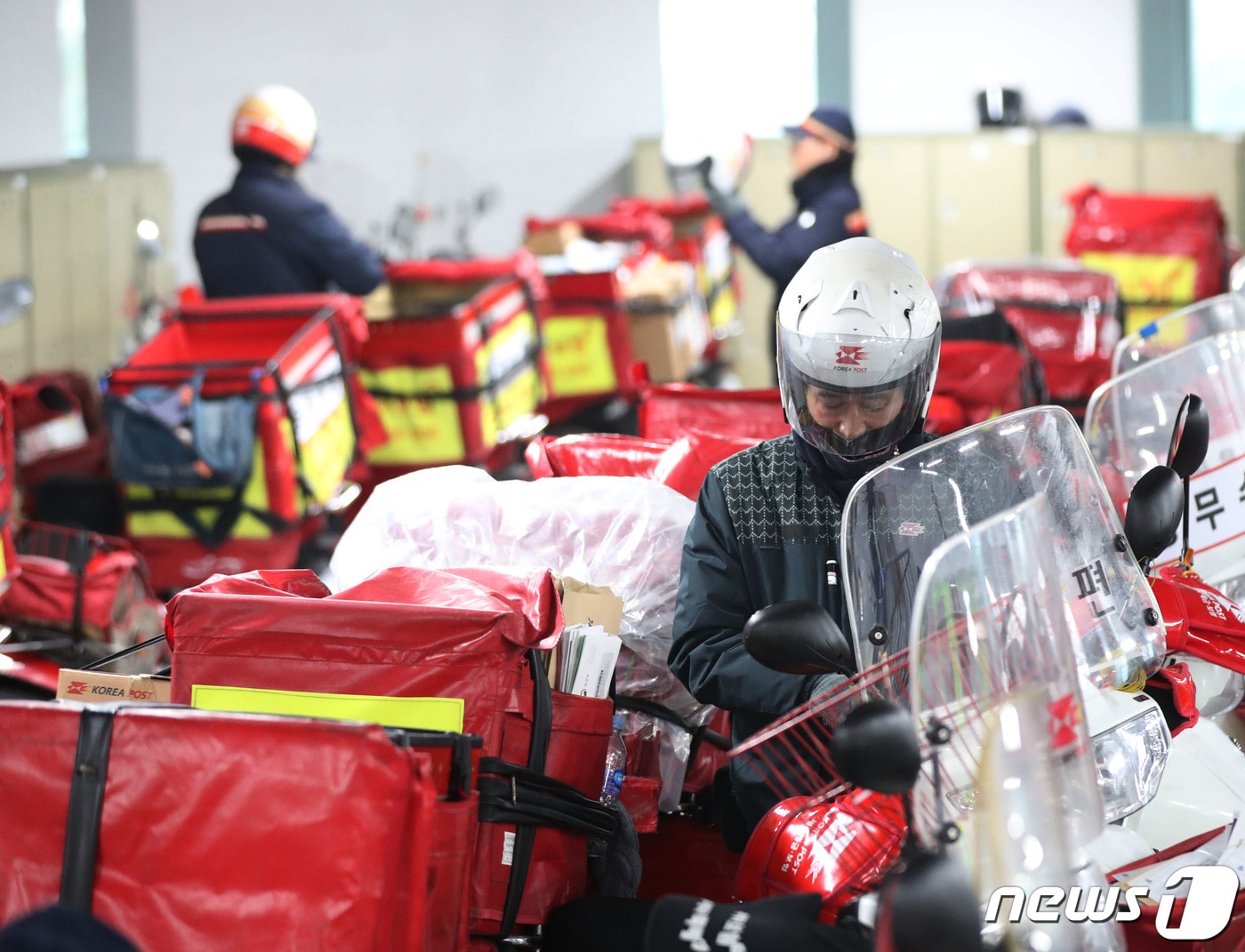 2일 오전 경기 수원시 권선구 서수원우체국에서 집배원들이 갑진년&#40;甲辰年&#41; 새해 첫 운행을 준비하고 있다. 2024.1.2/뉴스1 ⓒ News1 김영운 기자