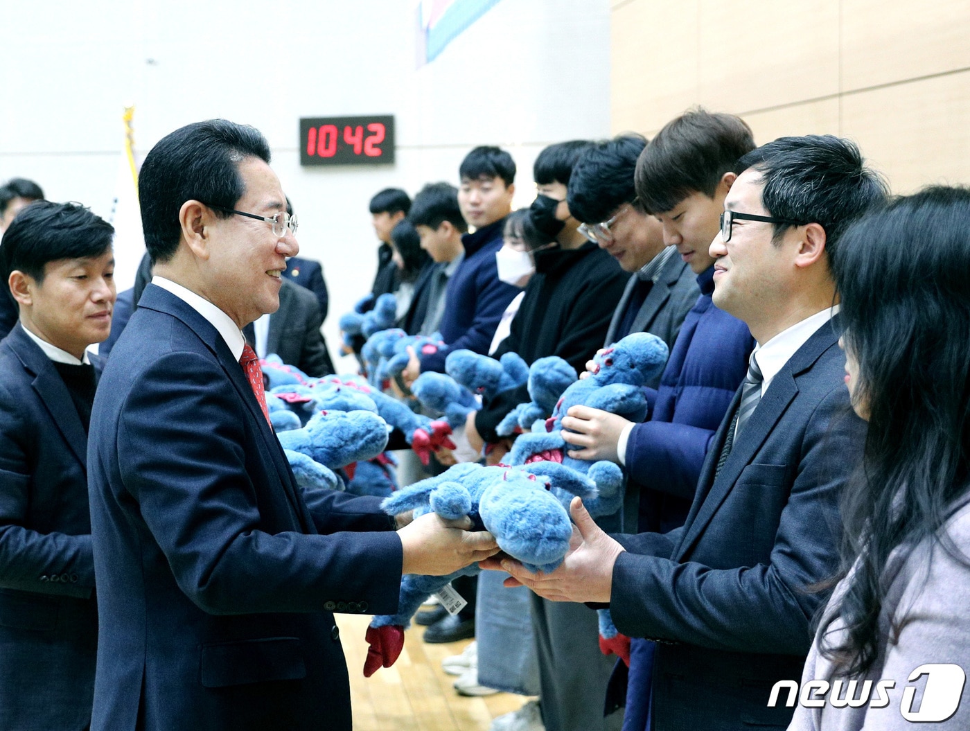 김영록 전남도지사가 2일 도청 왕인실에서 열린 2024년 갑진년&#40;甲辰年&#41; 시무식에서 용띠 직원들에게 청룡 인형을 나눠주고 있다.&#40;전남도 제공&#41; 2024.1.2/뉴스1 