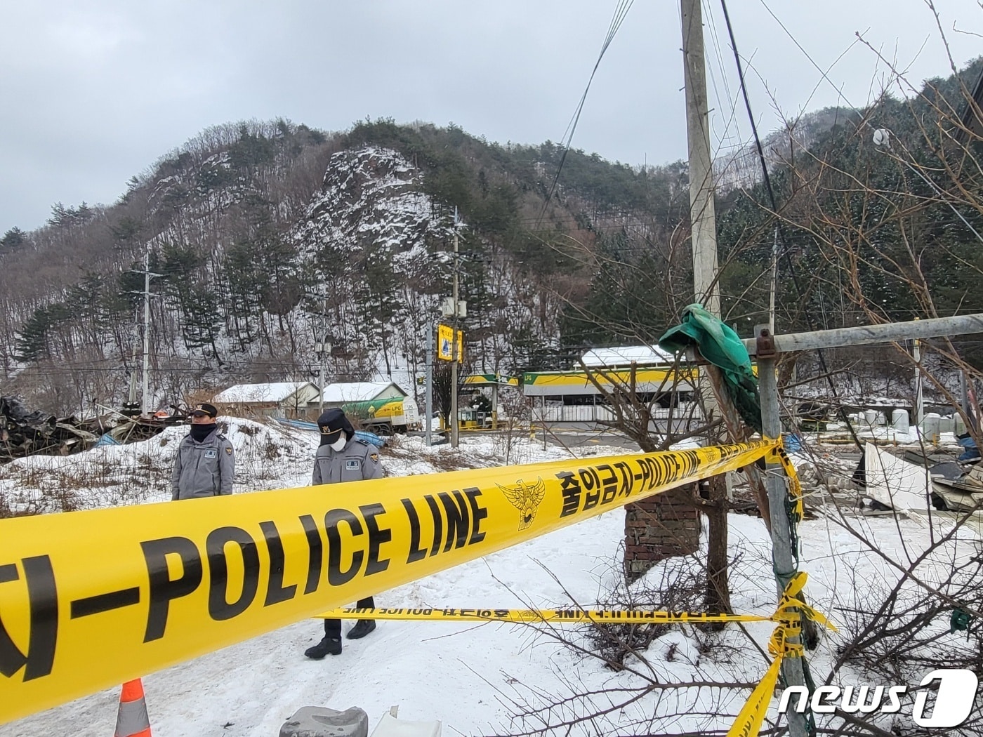 지난달 2일 강원도 평창군 용평면 장평리의 한 가스충전소 주변에서 경찰과 소방, 국립과학수사연구원, 한국가스안전공사의 현장 합동감식이 진행되는 모습. 새해 첫날인 지난달 1일 오후 가스충전소 주변에서 화재가 발생하면서 5명이 중경상을 입고 민가를 비롯한 주요 시설 피해가 속출했다. 2024.1.2/뉴스1 ⓒ News1 신관호 기자