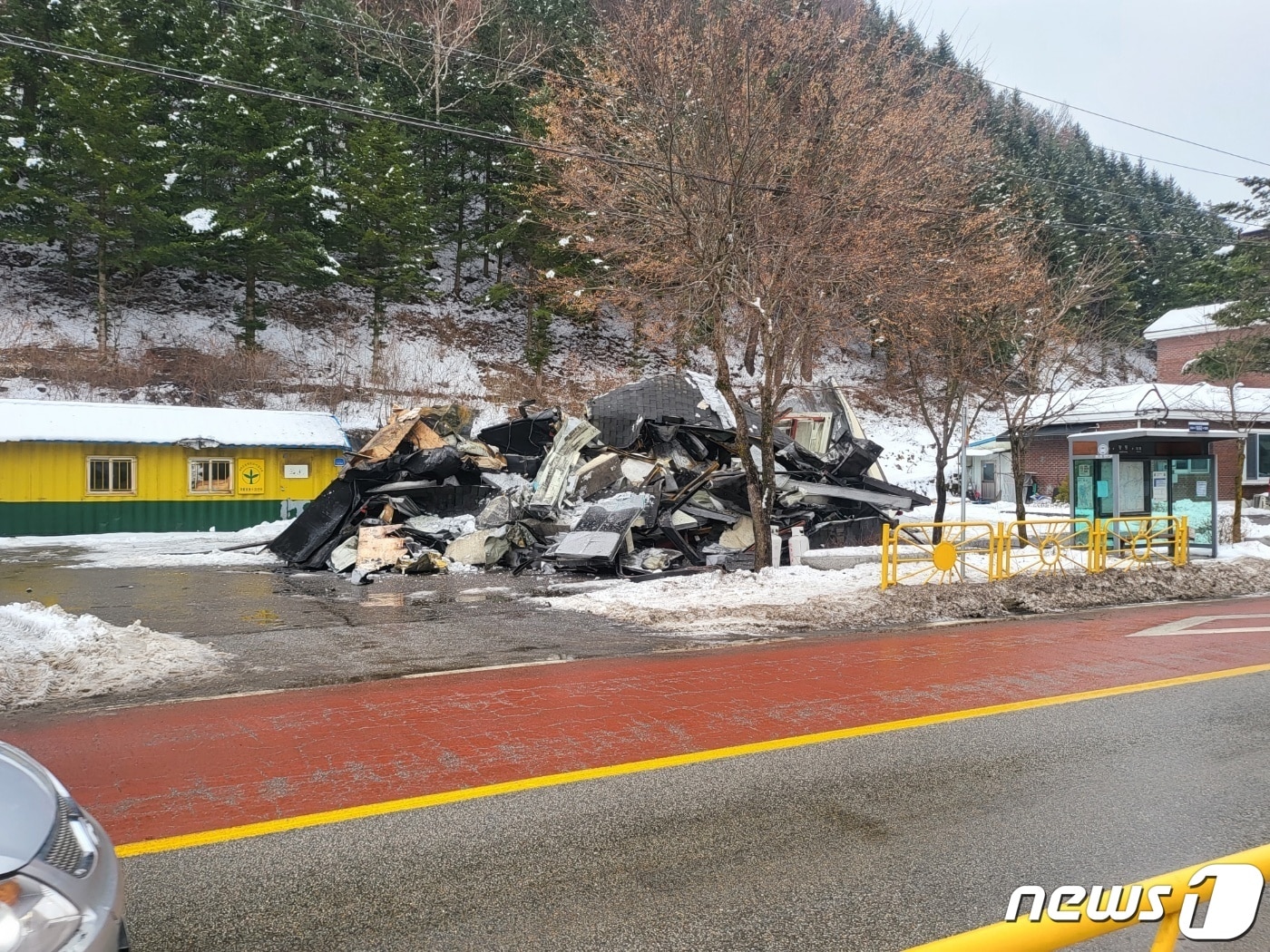 2일 화재가 발생한 강원도 평창군 용평면 장평리의 가스충전소 일대가 처창한 모습을 보이고 있다. 새해 첫날인 지난 1일 오후 8시41분께 가스충전소 주변에서 화재가 발생하면서 5명이 중경상을 입고 민가를 비롯한 주요 시설 피해가 속출 했다. 2024.1.2/뉴스1 ⓒ News1 신관호 기자
