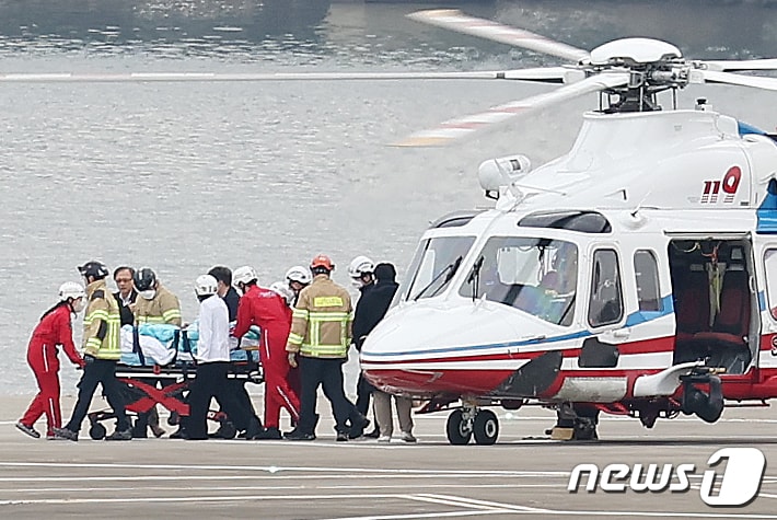 이재명 전 더불어민주당 대표가 1월 2일 오후 서울 동작구 노들섬에 헬기를 통해 도착해 서울대병원으로 이송되고 있다. 2024.1.2./뉴스1 ⓒ News1 민경석 기자