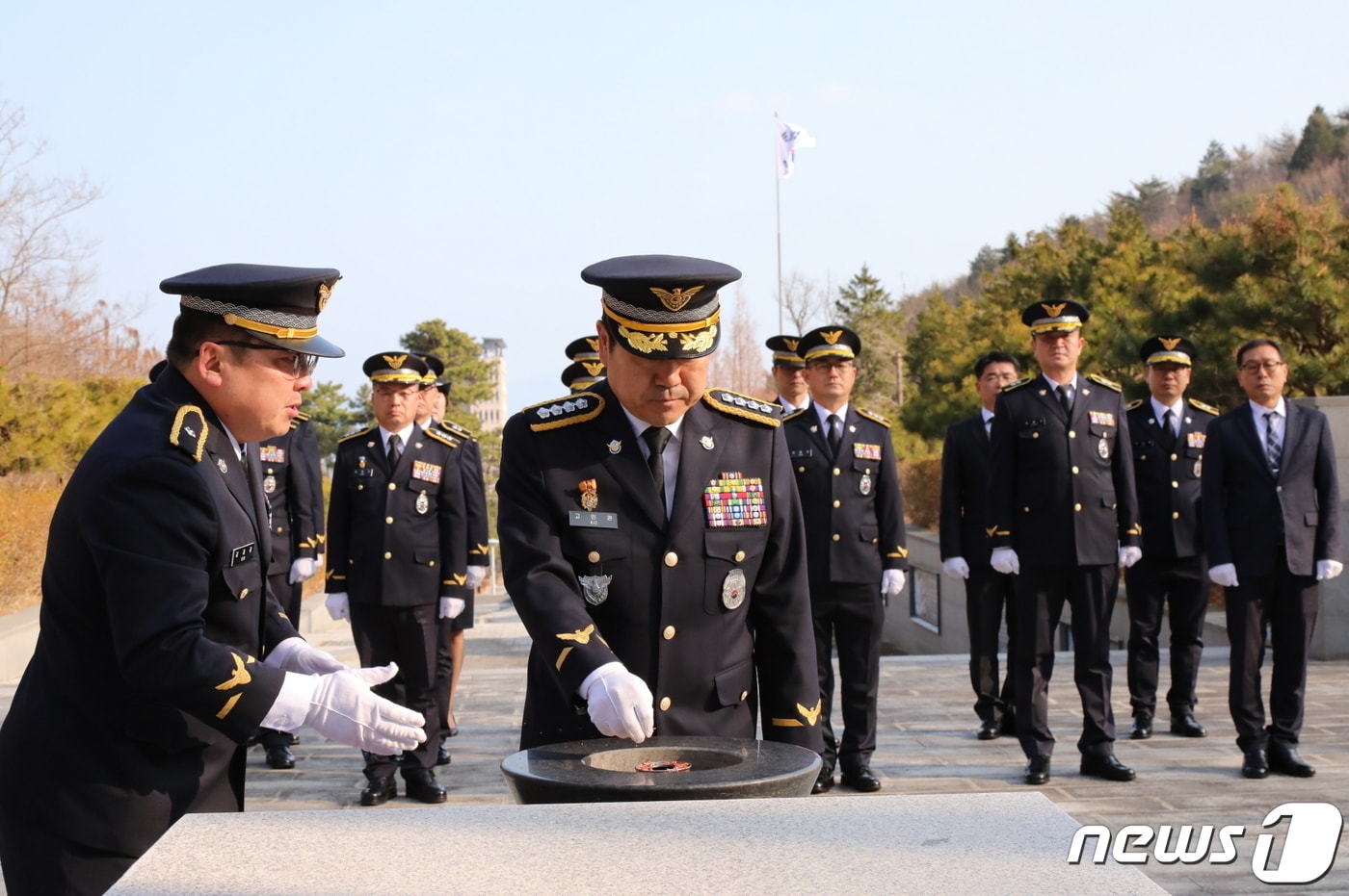 고민관 여수해양경찰서장이 2일 오후 전남 여수시 해양경찰교육원 충혼탑에서 분향을 하고 있다.&#40;여수해경 제공&#41;2024.1.2/뉴스1