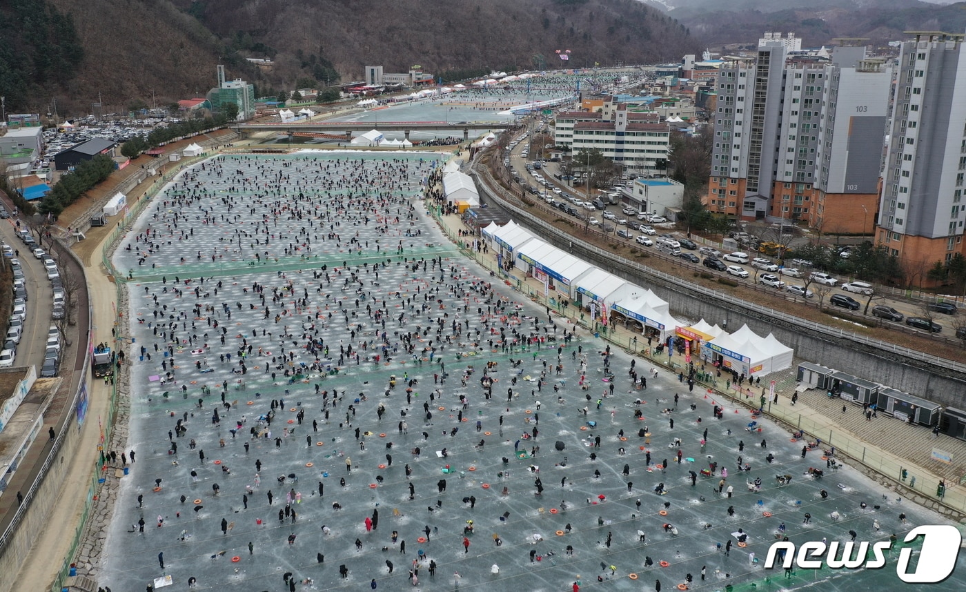 화천산천어축제’가 열리고 있는 강원 화천군 화천읍 화천천 일대 얼음판을 관광객들이 가득 메우고 있다. &#40;자료사진&#41;/뉴스1 DB