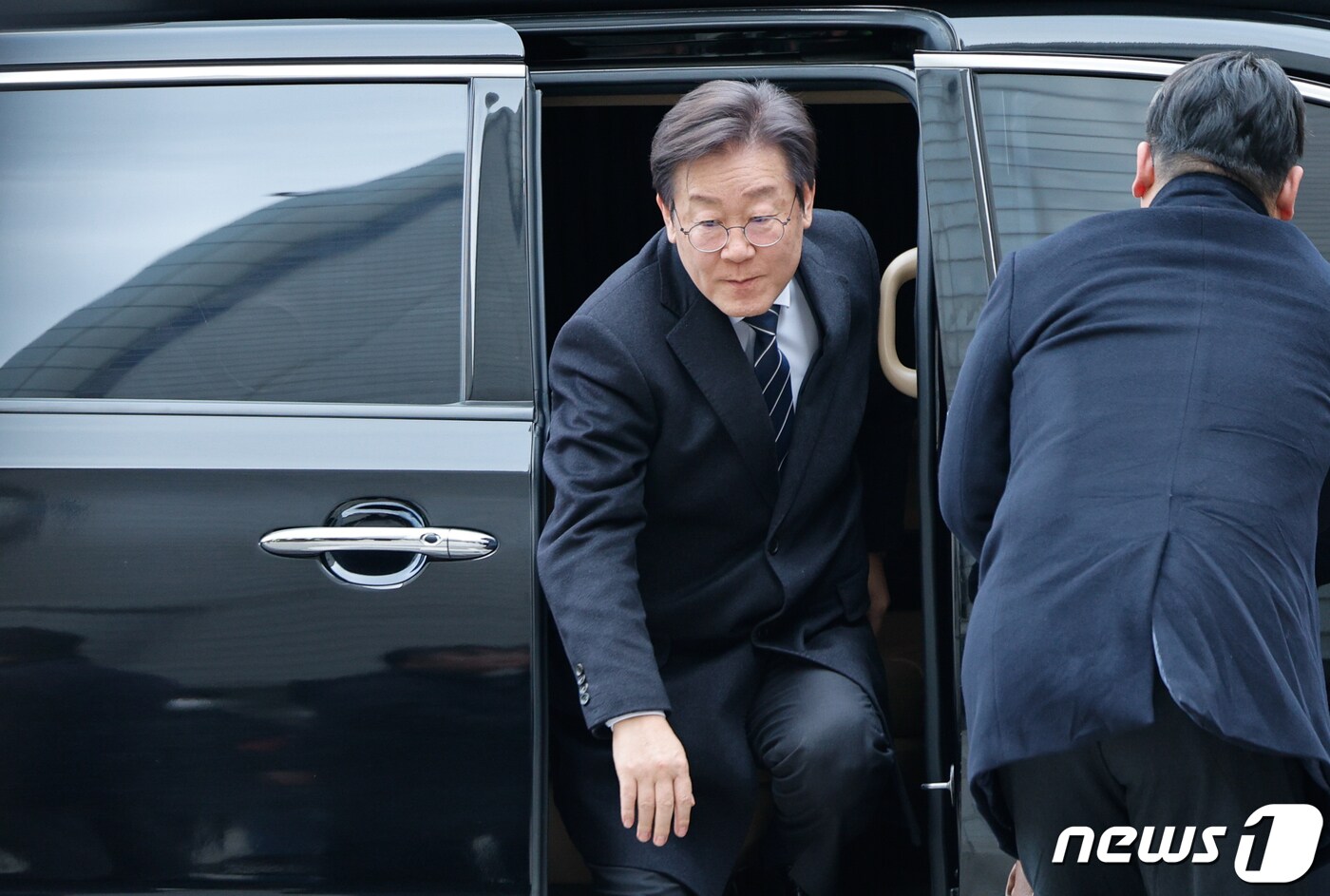 '위증교사' 혐의를 받는 이재명 더불어민주당 대표가 22일 서울 서초구 중앙지방법원에서 열린 첫 공판에 출석하기 위해 차에서 내리고 있다. 2024.1.22/뉴스1 ⓒ News1 안은나 기자