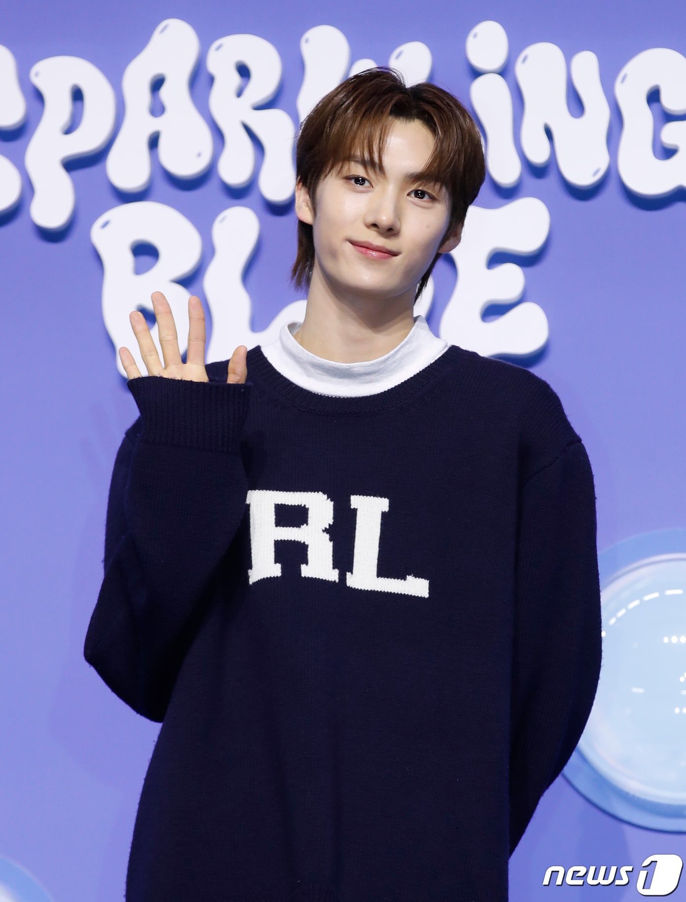 그룹 투어스(TWS)의 영재가 22일 서울 용산구 블루스퀘어에서 가진 첫 번째 미니 앨범 '스파클링 블루(Sparkling Blue)' 발매 쇼케이스에서 포즈를 취하고 있다. 2024.1.22/뉴스1 ⓒ News1 권현진 기자