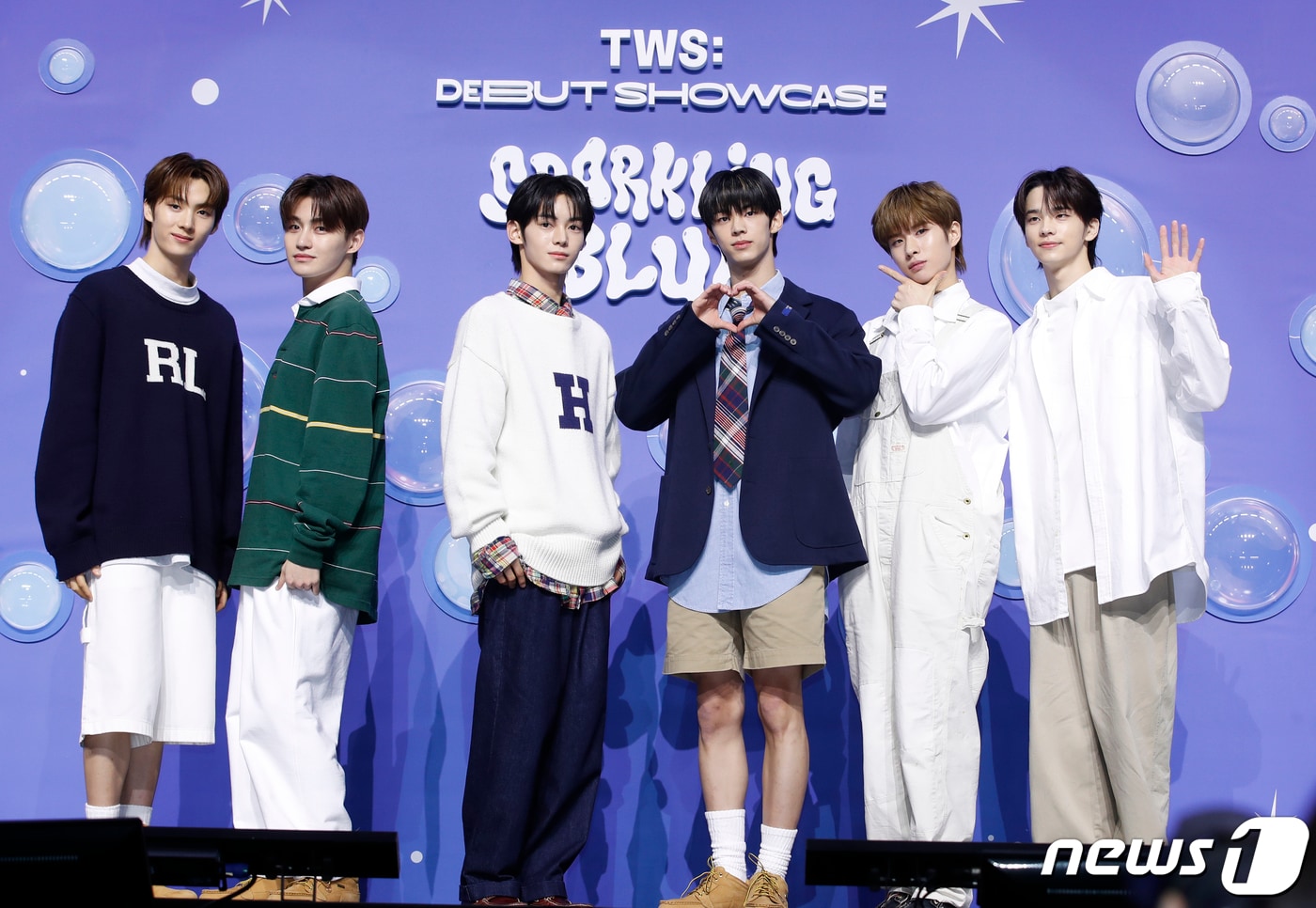 그룹 투어스(TWS)의 영재(왼쪽부터)와 지훈, 한진, 도훈, 경민, 신유가 22일 서울 용산구 블루스퀘어에서 가진 첫 번째 미니 앨범 '스파클링 블루(Sparkling Blue)' 발매 쇼케이스에서 포즈를 취하고 있다. 2024.1.22/뉴스1 ⓒ News1 권현진 기자