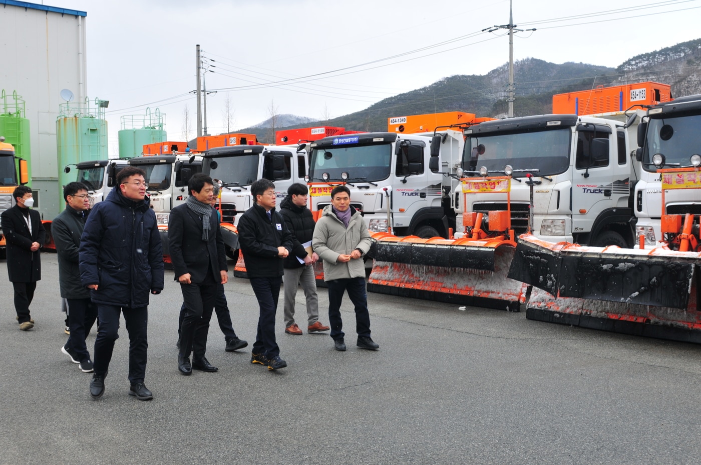 진현환 국토부 제1차관은 22일 광주국토관리사무소 관할 장성 제설분소를 찾아 도로제설 추진상황을 점검하고 있다./국토교통부 제공